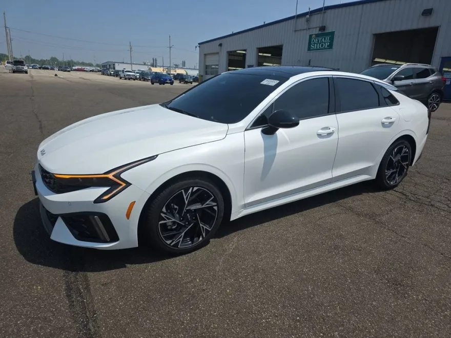 2025 Kia K5 GT-Line photo 1