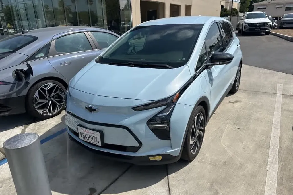 2022 Chevrolet Bolt EV 2LT photo 1