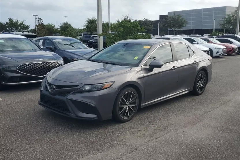 2021 Toyota Camry SE photo 1