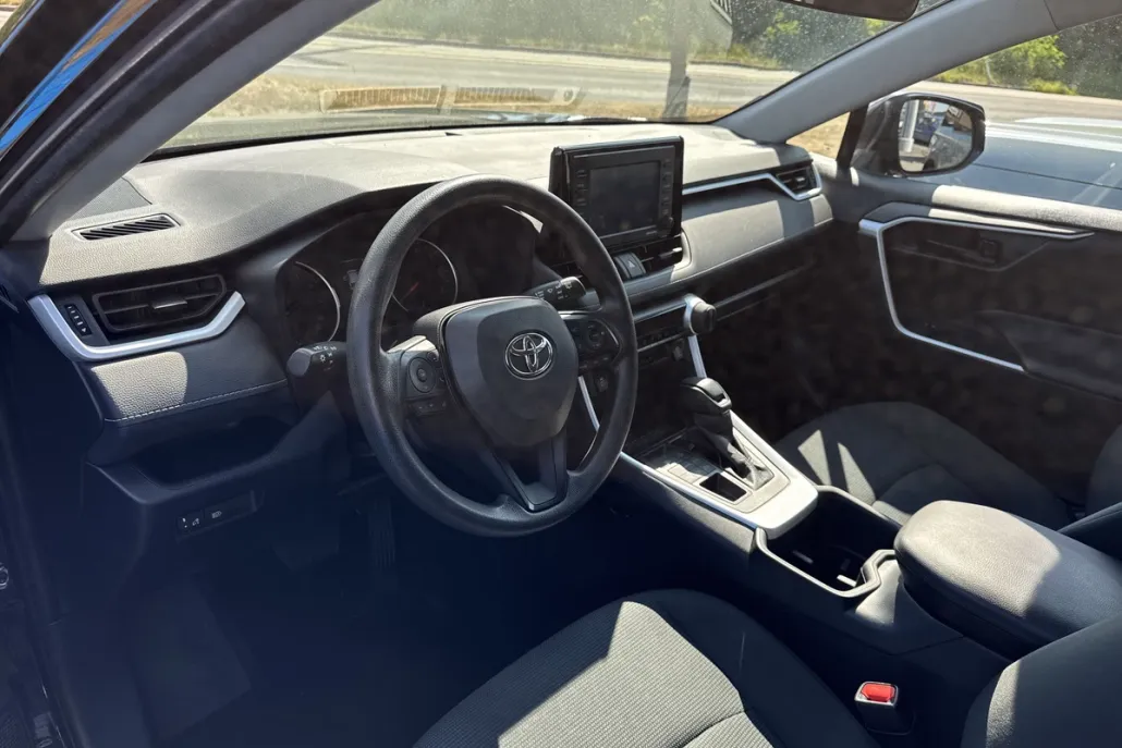 2022 Toyota RAV4 LE photo 1
