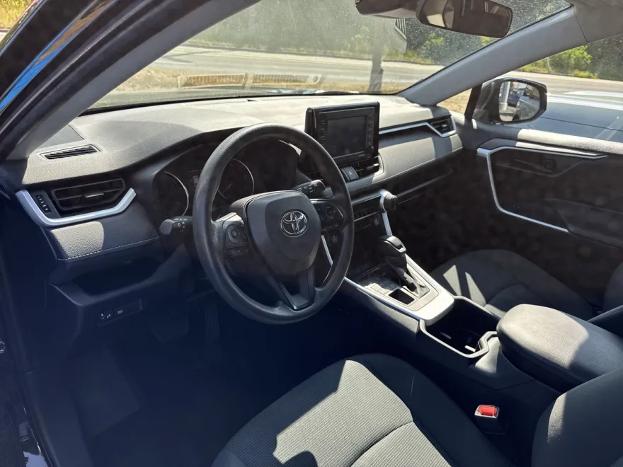 2022 Toyota RAV4 LE photo 1