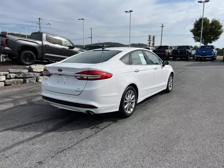 2017 Ford Fusion SE photo 1