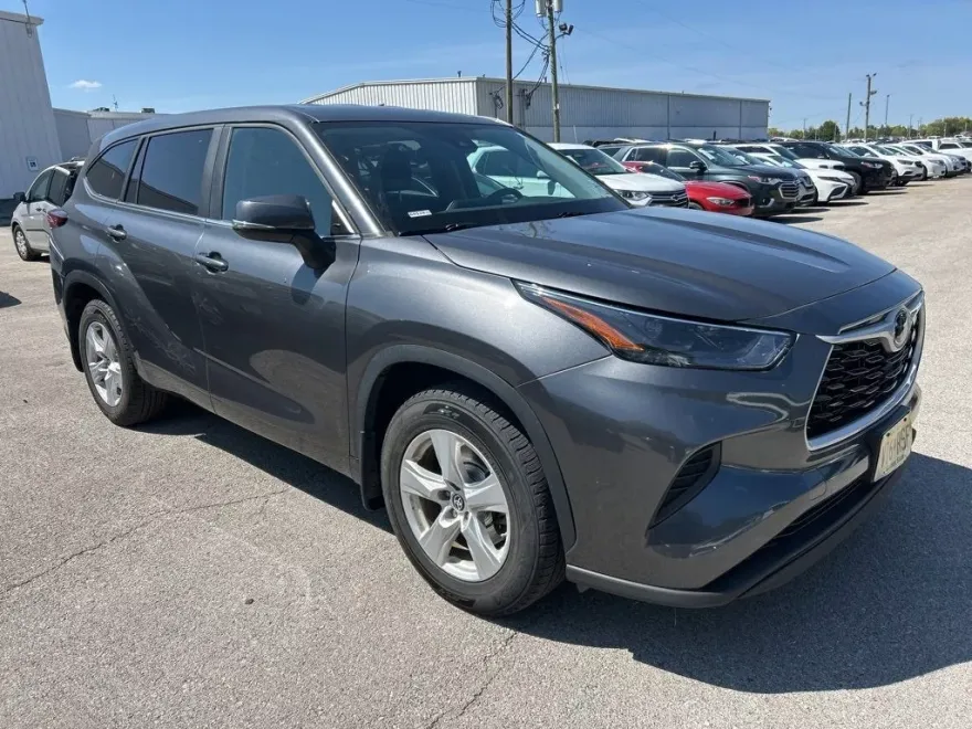 2023 Toyota Highlander L photo 1