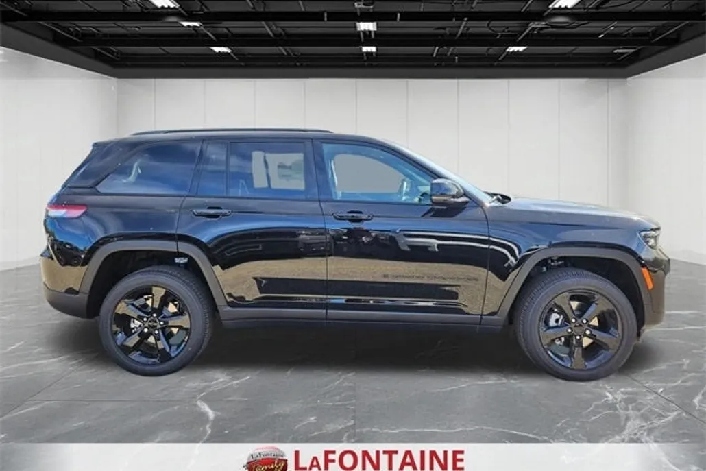 2025 Jeep Grand Cherokee Altitude photo 1