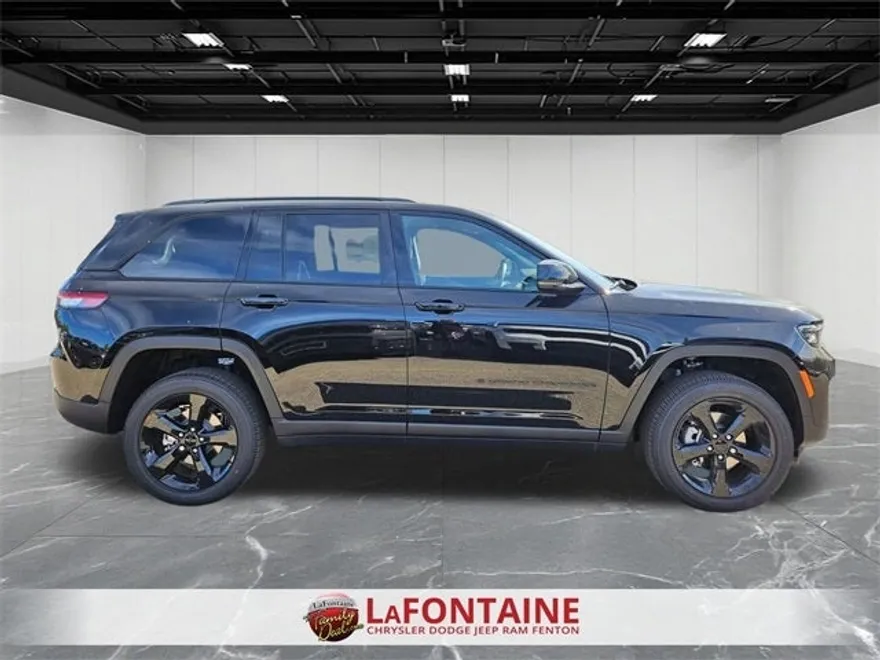 2025 Jeep Grand Cherokee Altitude photo 1
