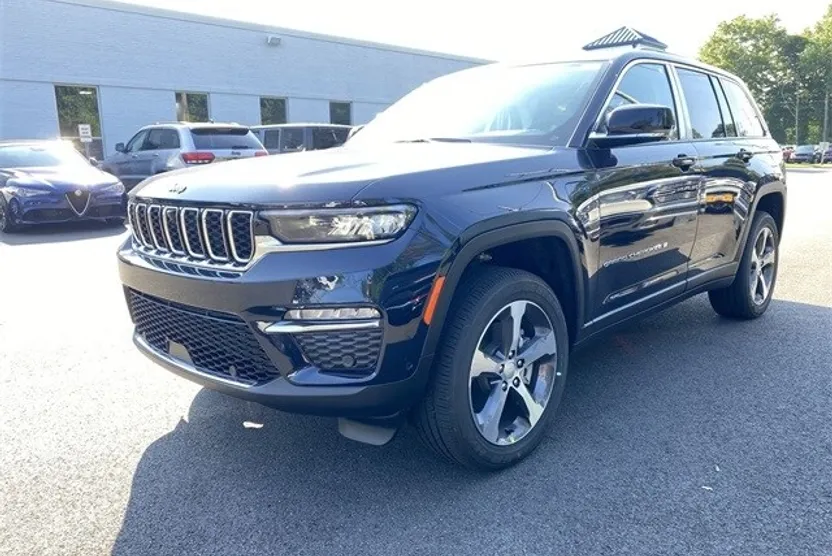 2023 Jeep Cherokee Base photo 1