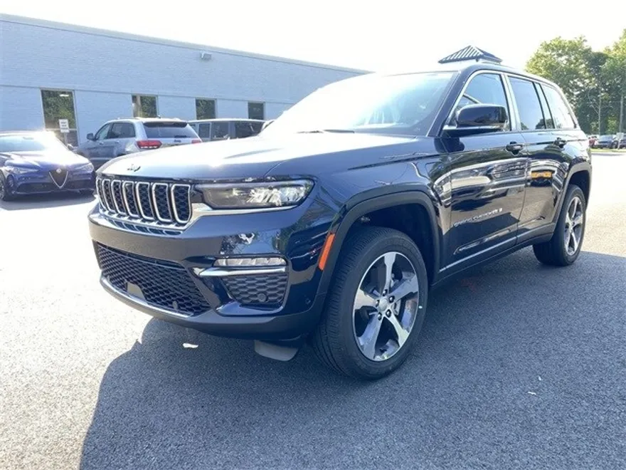 2023 Jeep Cherokee Base photo 1