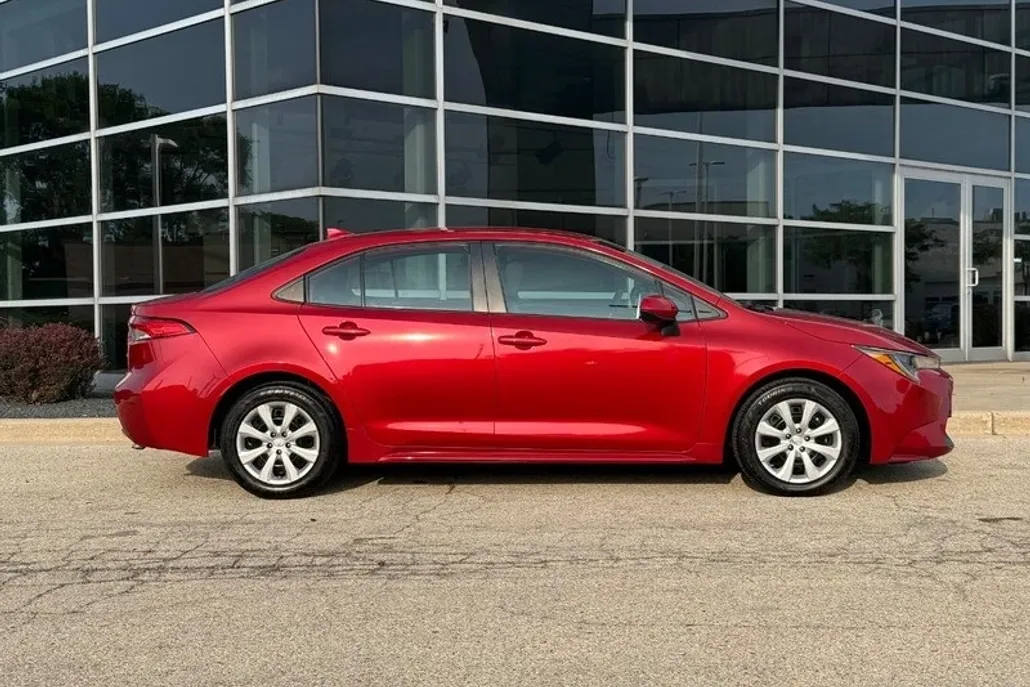 2020 Toyota Corolla LE photo 1