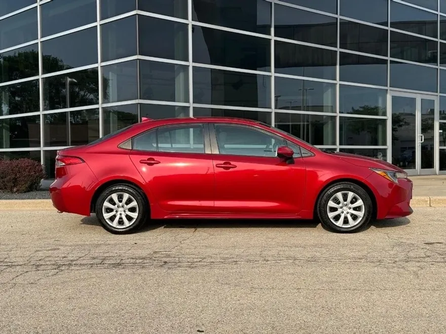 2020 Toyota Corolla LE photo 1