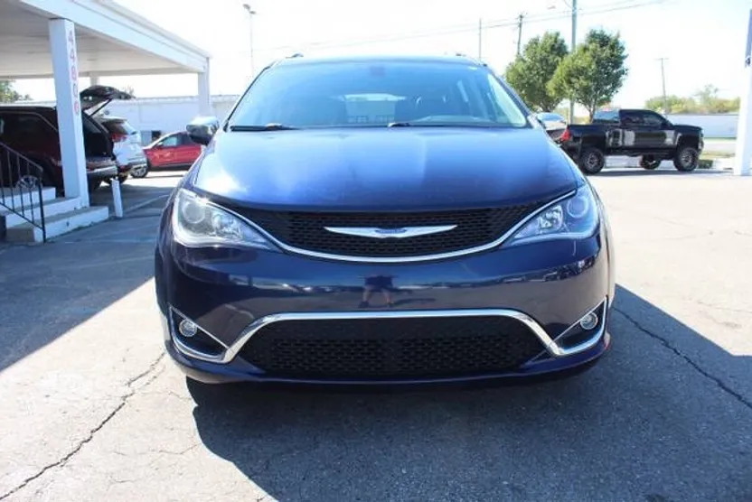 2018 Chrysler Pacifica Limited photo 1