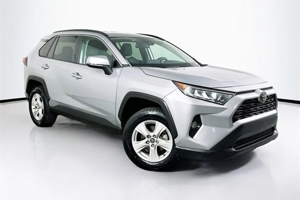 2020 Toyota RAV4 XLE photo 1