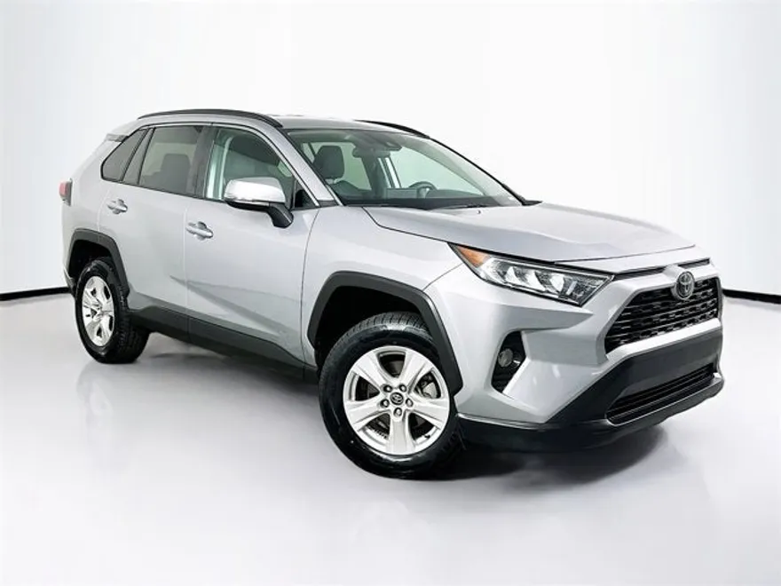 2020 Toyota RAV4 XLE photo 1