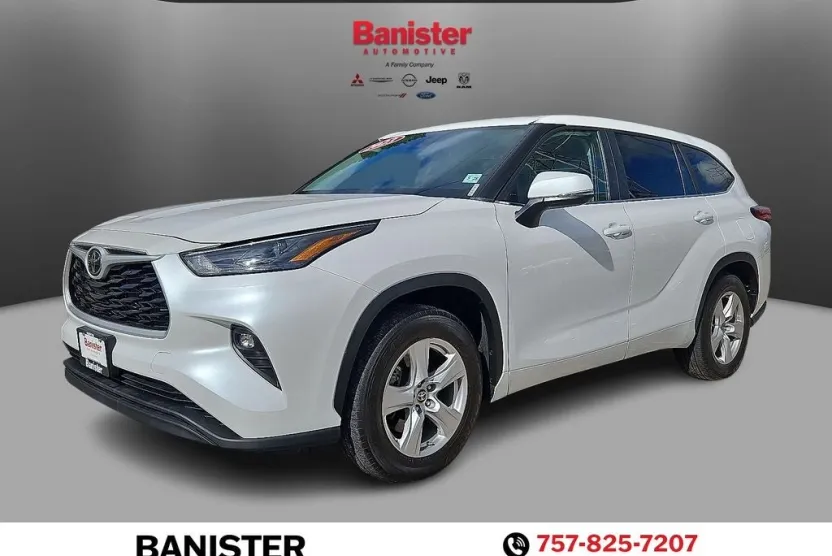 2023 Toyota Highlander LE photo 1