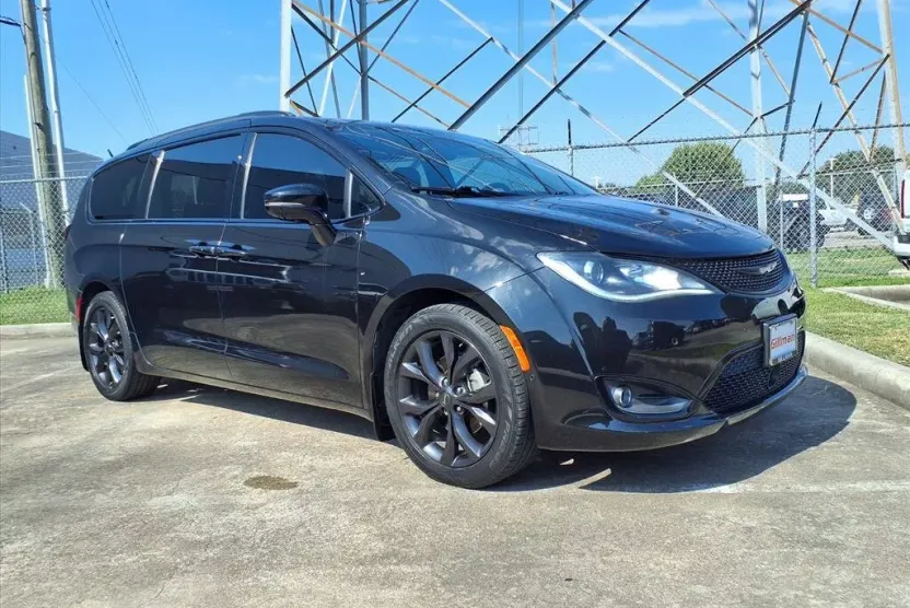 2018 Chrysler Pacifica Limited photo 1