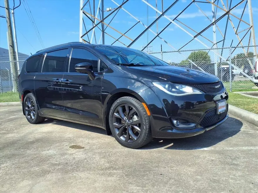 2018 Chrysler Pacifica Limited photo 1