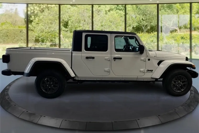 2025 Jeep Gladiator Sport S photo 1