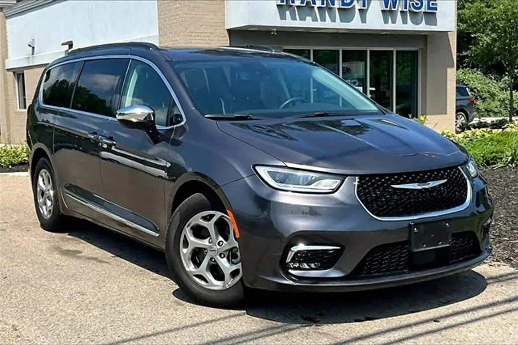 2023 Chrysler Pacifica Limited photo 1