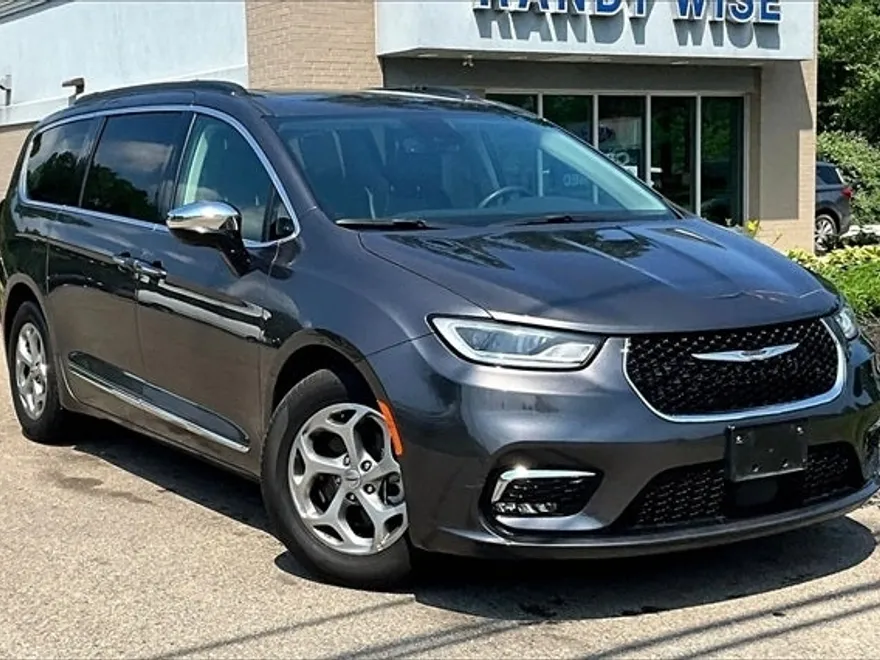 2023 Chrysler Pacifica Limited photo 1