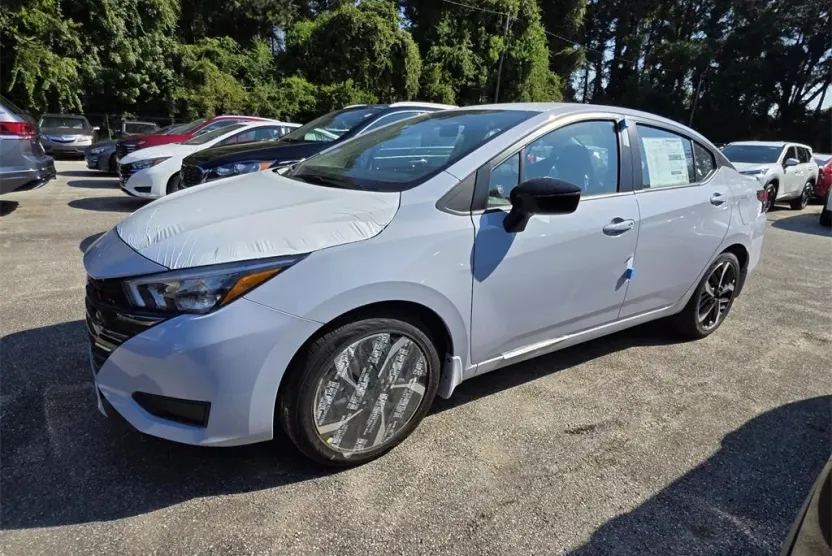 2025 Nissan Versa 1.6 SR photo 1