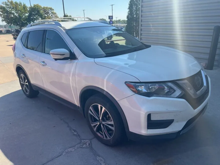 2019 Nissan Rogue SV photo 1