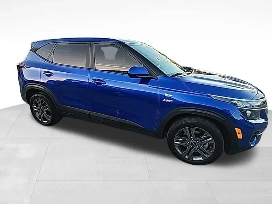 2023 Kia Seltos LX photo 1