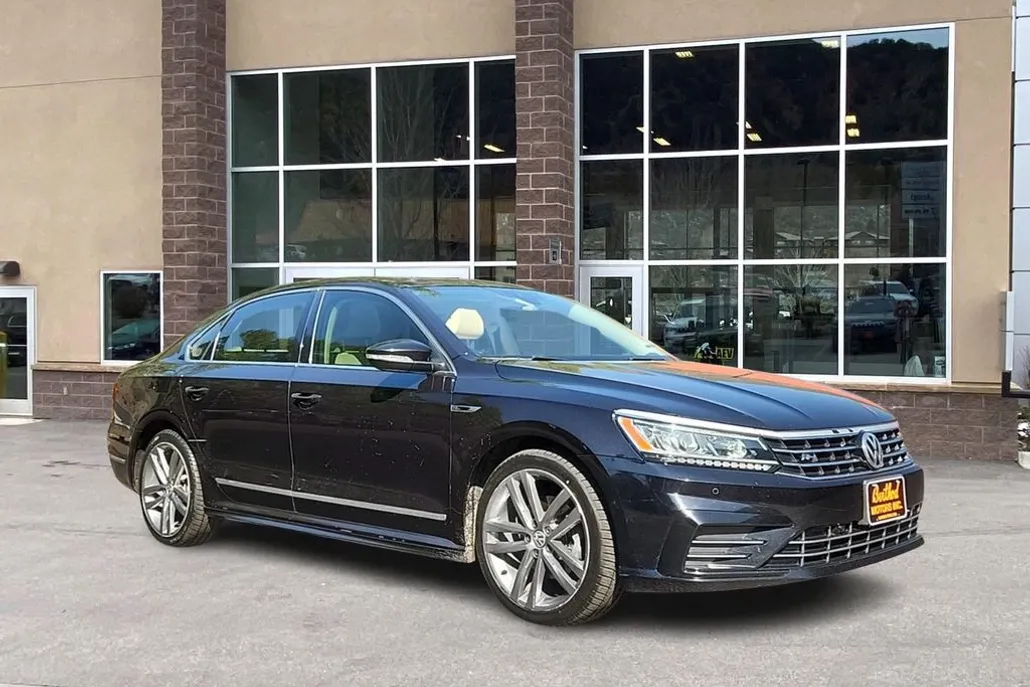 2019 Volkswagen Passat 2.0T SE R-Line photo 1