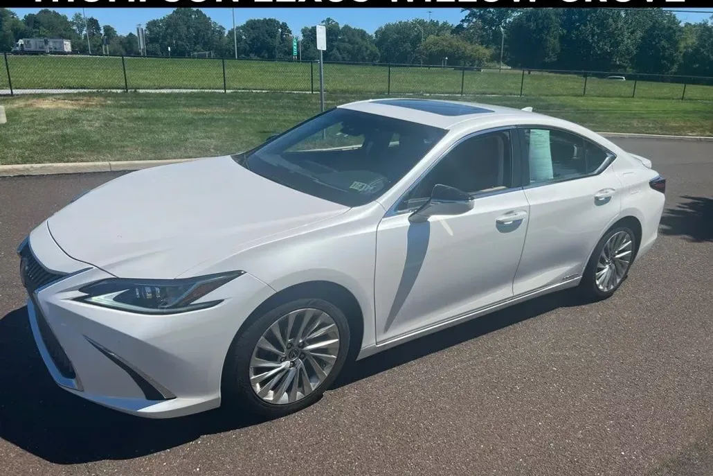 2019 Lexus ES 300h photo 1