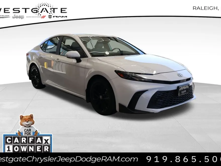 2025 Toyota Camry SE photo 1