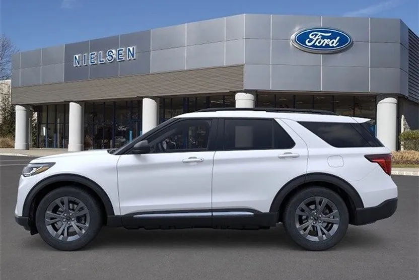 2025 Ford Explorer photo 1
