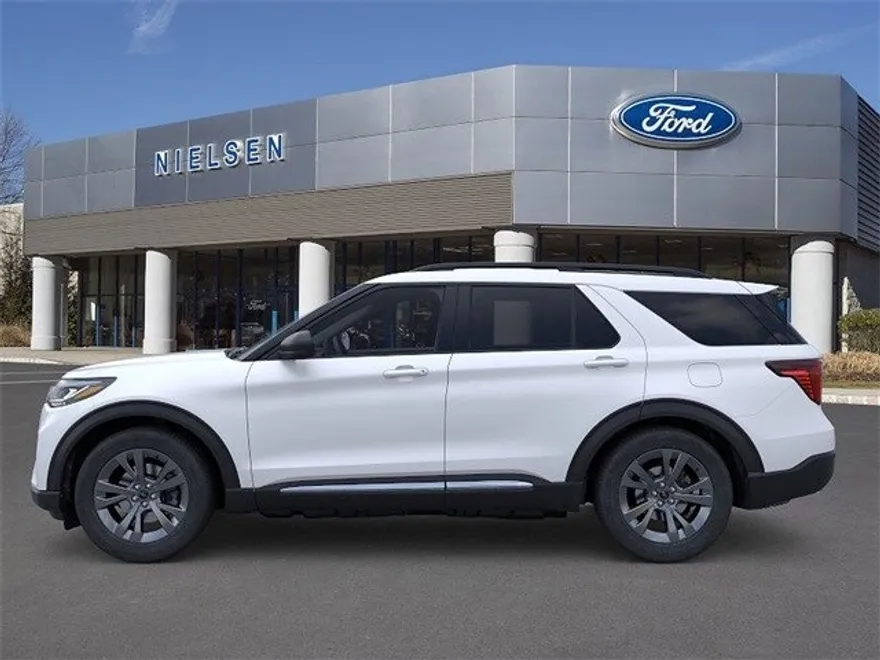 2025 Ford Explorer photo 1