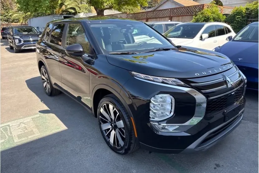2025 Mitsubishi Outlander SE photo 1