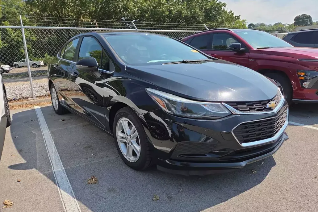 2017 Chevrolet Cruze LT photo 1