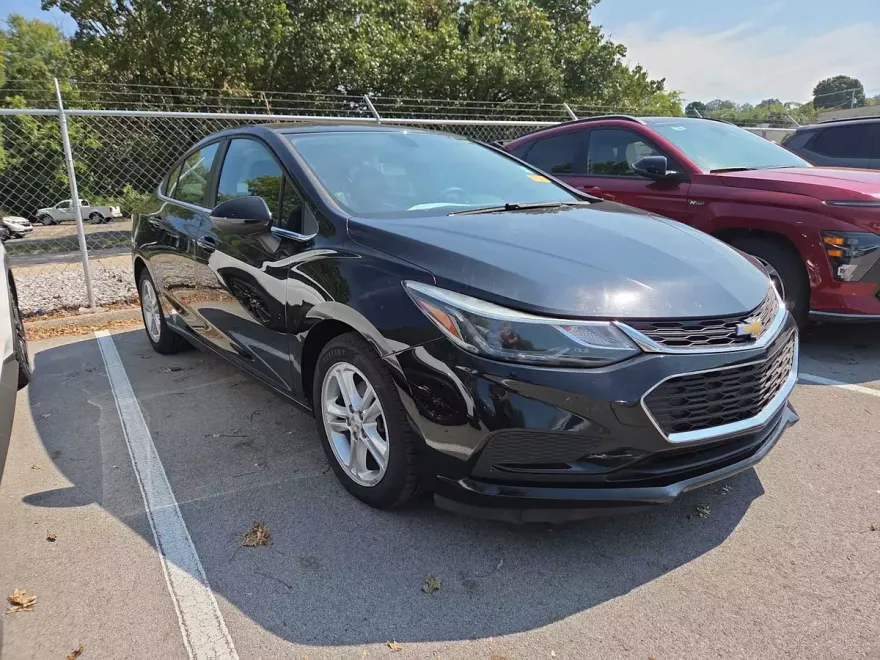 2017 Chevrolet Cruze LT photo 1