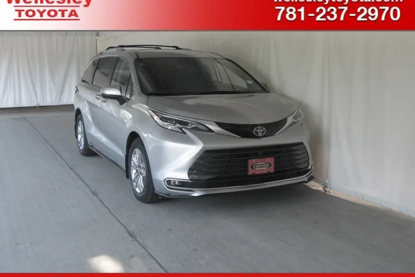 2022 Toyota Sienna Platinum photo 1