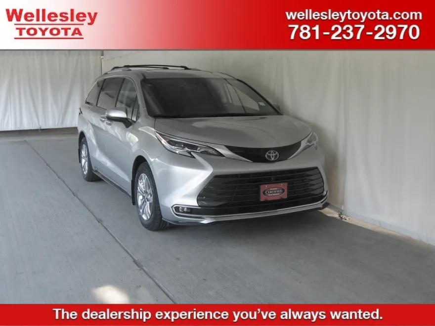 2022 Toyota Sienna Platinum photo 1