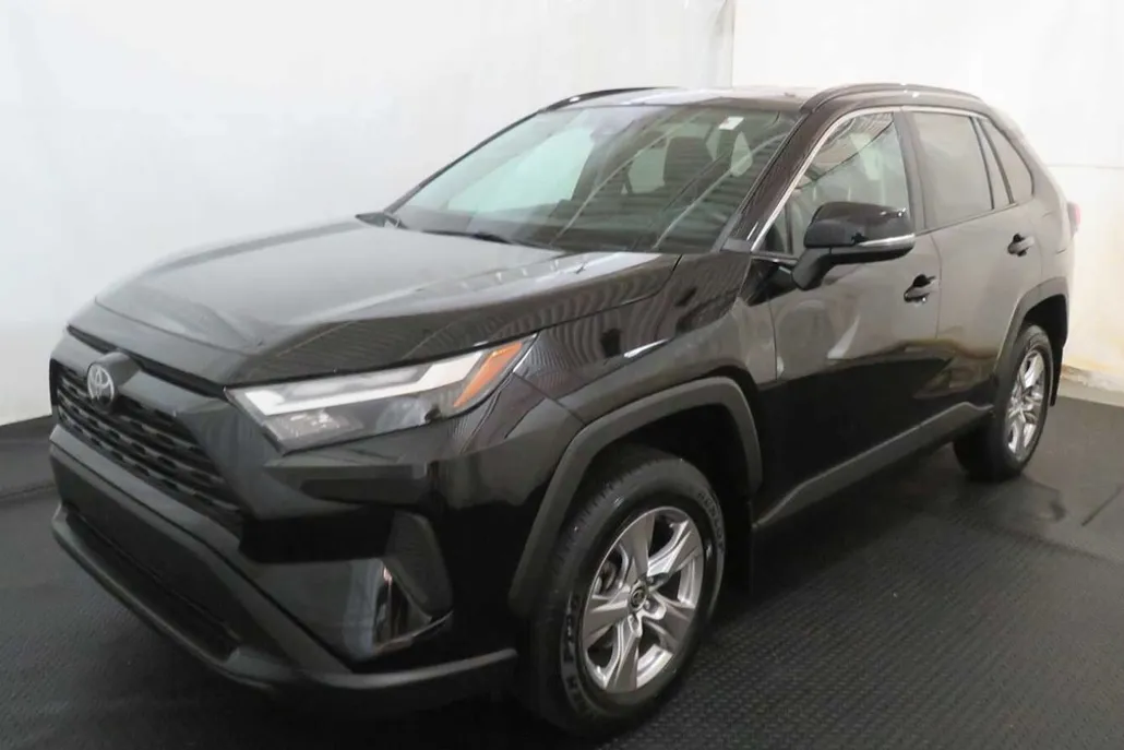 2022 Toyota RAV4 XLE photo 1