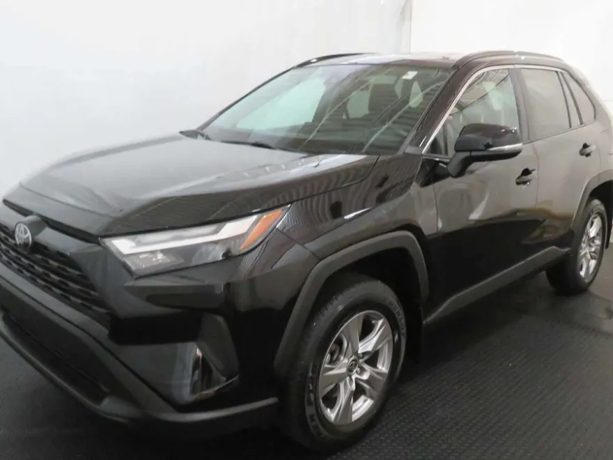 2022 Toyota RAV4 XLE photo 1
