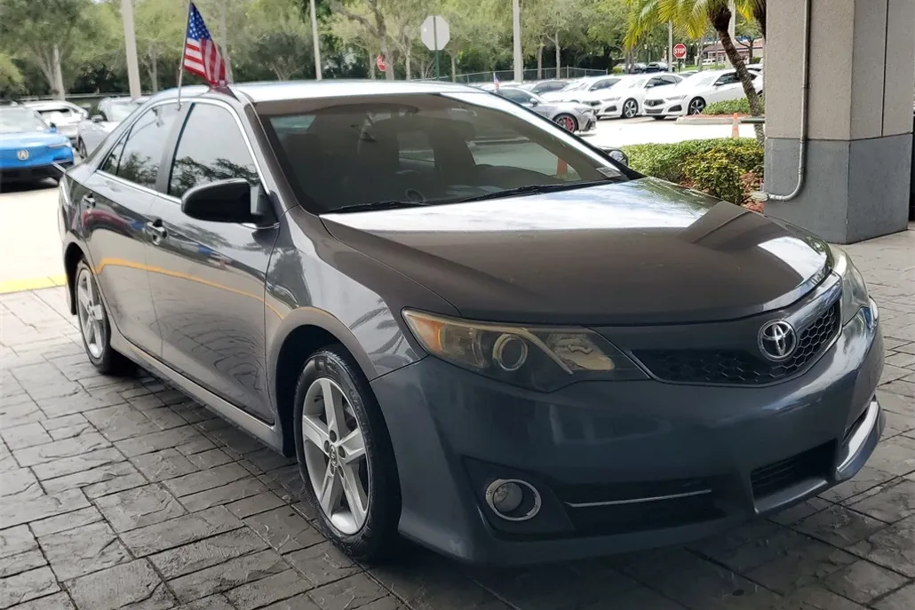 2013 Toyota Camry SE photo 1