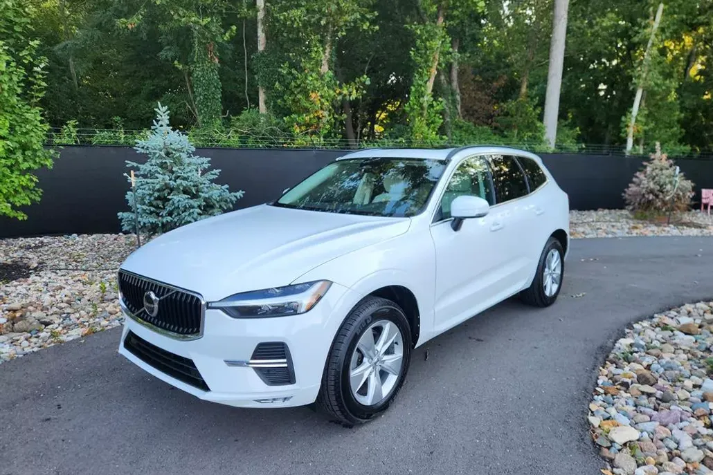 2022 Volvo XC60 B5 Momentum photo 1
