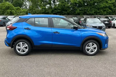 2025 Nissan Kicks Play S photo 1