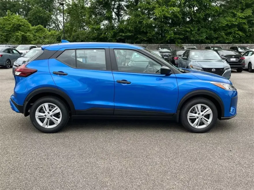 2025 Nissan Kicks Play S photo 1