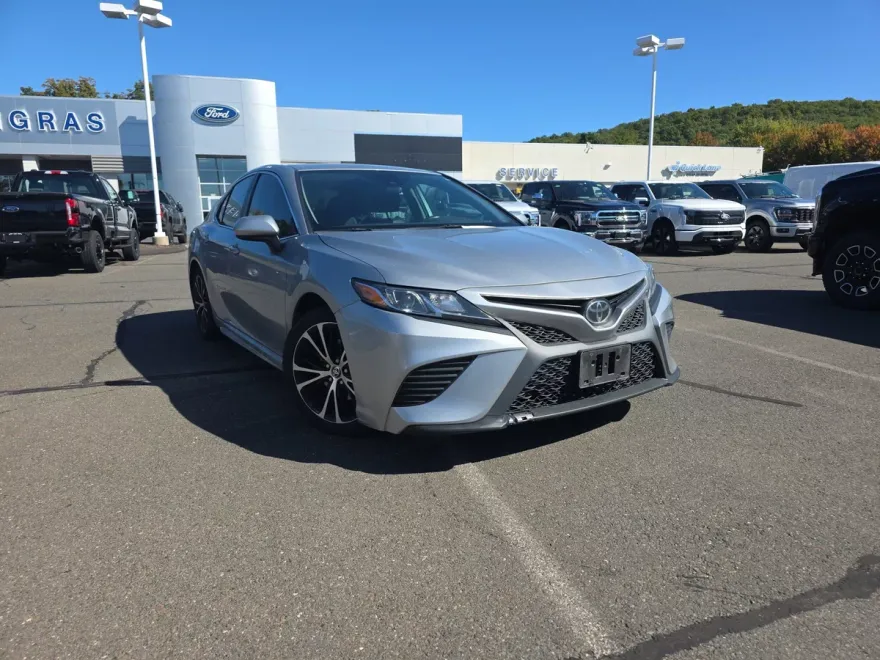 2020 Toyota Camry SE photo 1