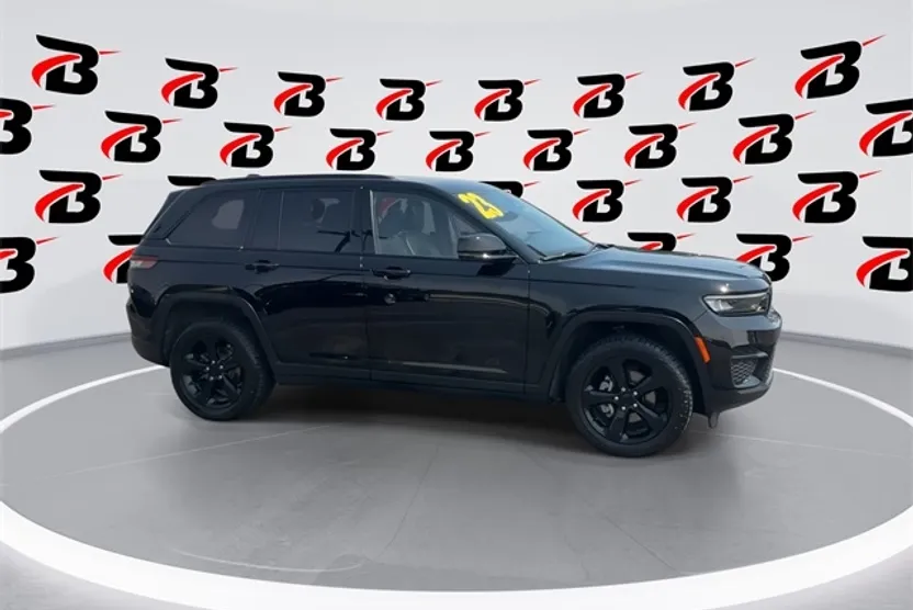 2023 Jeep Grand Cherokee Laredo Altitude photo 1