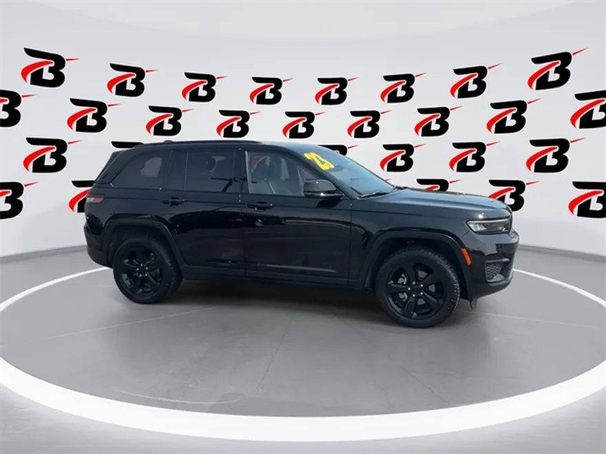 2023 Jeep Grand Cherokee Laredo Altitude photo 1