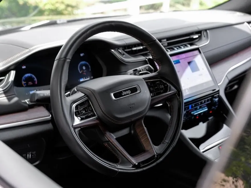 2022 Jeep Grand Cherokee Summit photo 1