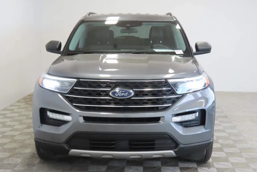 2023 Ford Explorer XLT photo 1