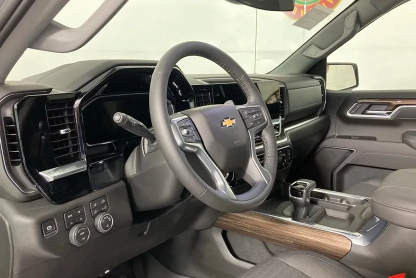 2026 Chevrolet Silverado 1500 LT photo 1