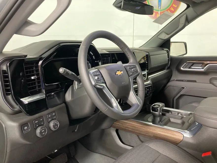 2026 Chevrolet Silverado 1500 LT photo 1