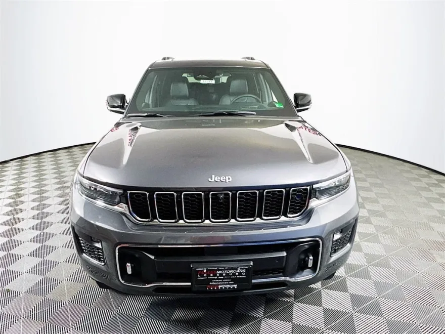 2025 Jeep Grand Cherokee Overland photo 2
