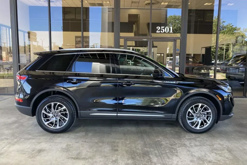 2022 Lincoln Corsair Standard photo 1